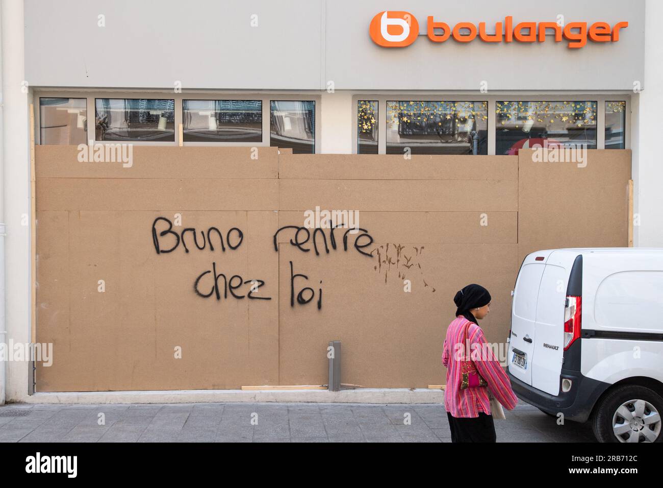 Ein Tag „Bruno rentre chez toi“, um gegen Bruno Le Maires Besuch im Stadtzentrum von Marseille, Frankreich, zu protestieren. 07. Juli 2023. Foto: Laurent Coust/ABACAPRESSS.COM. Kredit: Abaca Press/Alamy Live News Stockfoto