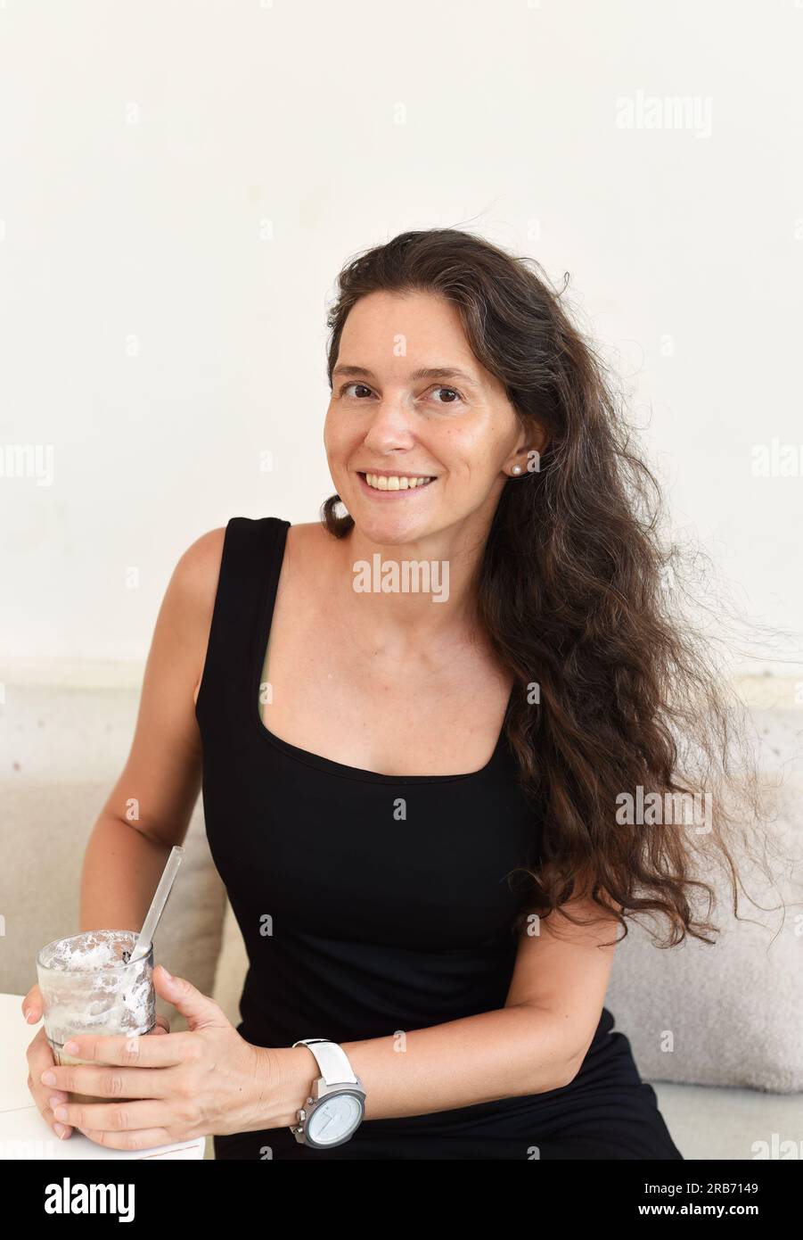 Porträt einer 39 Jahre alten slawischen Frau ohne Make-up Stockfoto