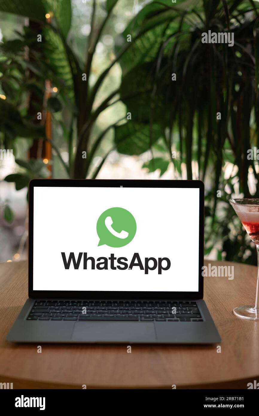 Odessa, Ukraine - 14. Juni 2023: Laptop mit Logo von WhatsApp, einem der beliebtesten Messenger. Stockfoto