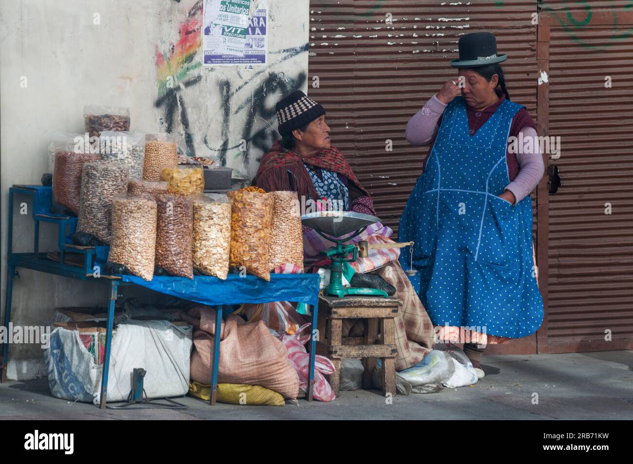 Weibliche Straßenverkäufer in der Calle Ilampu-Gegend von La Paz, der bolivianischen Hauptstadt Stockfoto
