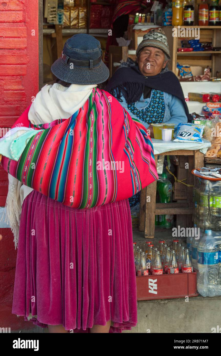Ladenbesitzer und Kunde in La Paz, der Hauptstadt Boliviens Stockfoto