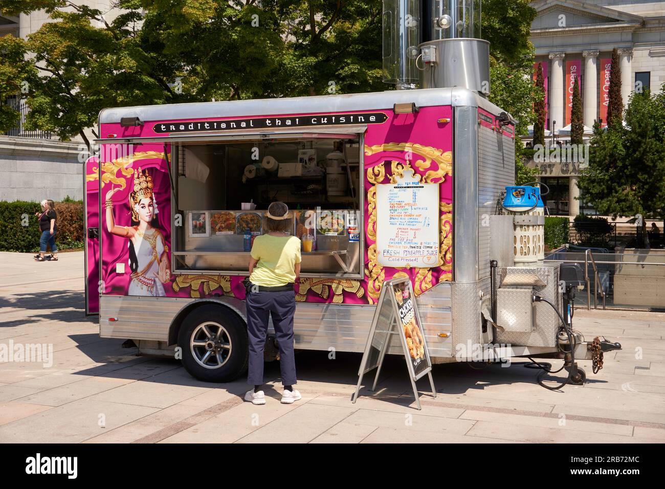 Eine Frau, die thailändisches Essen von einem Food Truck in der Innenstadt von Vancouver, British Columbia, Kanada bestellt Stockfoto