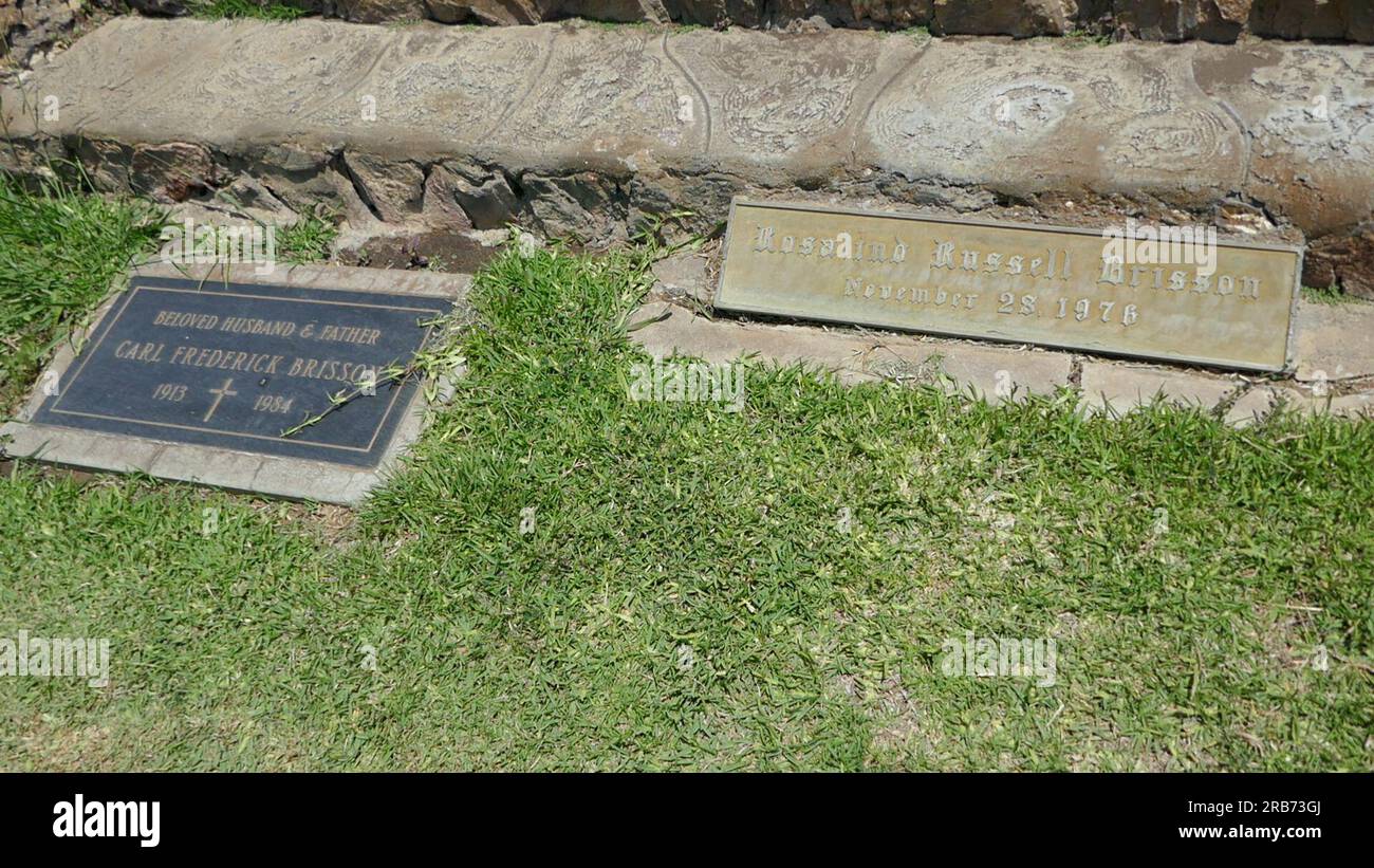 Culver City, Kalifornien, USA 6. Juli 2023 Schauspielerin Rosalind Russell Grave und Carl Brisson Grave auf dem Holy Cross Cemetery am 6. Juli 2023 in Culver City, Kalifornien, USA. Foto: Barry King/Alamy Stock Photo Stockfoto