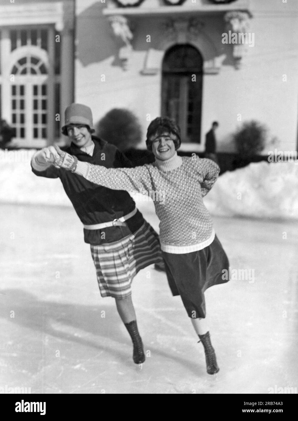 Tuxedo Park, New York: 3. Januar 1927. Ein Paar Gesellschaftsfrauen aus Boston und New York haben im Tuxedo Park ein paar schicke Kapern auf dem Eis geschnitten. Stockfoto