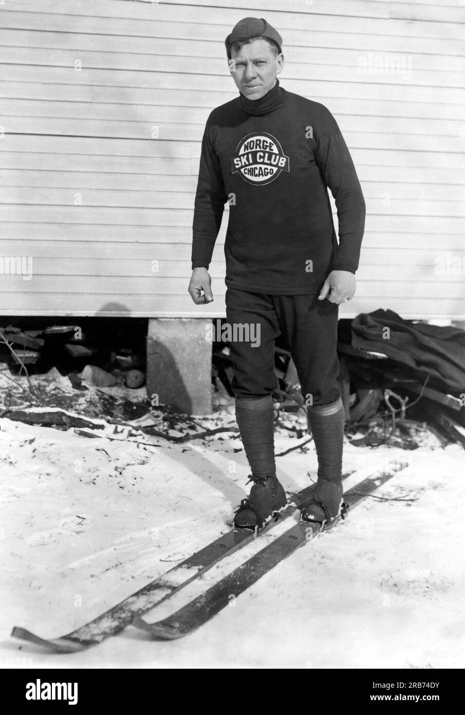 Cary, Illinois: 1922 Karl Nilsen, Mitglied des Chicago Norge Ski Clubs, der im letzten Jahr einen neuen 152-Fuß-Skisprungrekord in Cary aufgestellt hat. Stockfoto