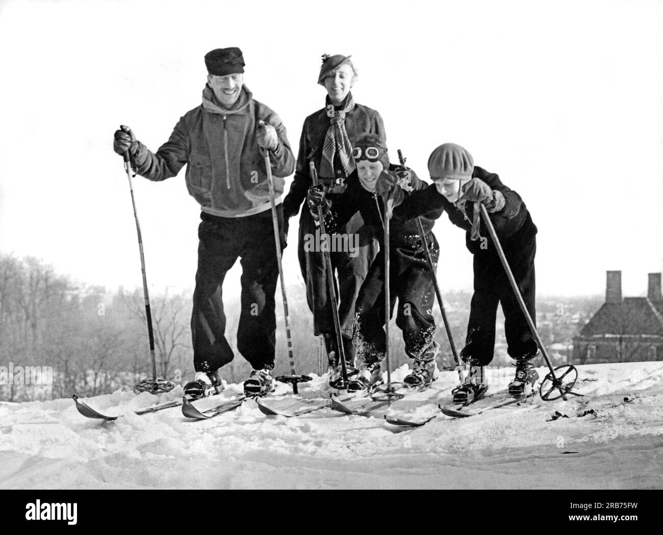Washington D.C.: 31. Dezember 1935 Ein Mitarbeiter der britischen Botschaft und seine Familie genießen den Rekordschneit in Washington D.C. für einen seltenen Nachmittag beim Skifahren. Stockfoto