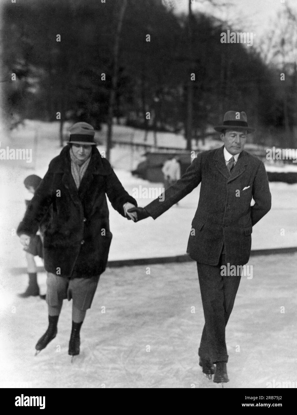 Tuxedo, New York: ca. 1923. Ein New Yorker Gesellschaftspaar aus der Upper East Side macht einen Schlittschuhlaufen-Ausflug in Tuxedo. Stockfoto