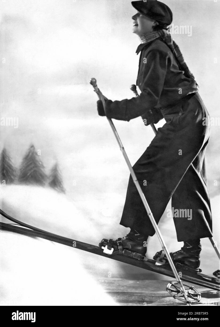 Frankreich: ca. 1924 Eine Frau, die in Frankreich Skilanglauf fährt. Stockfoto