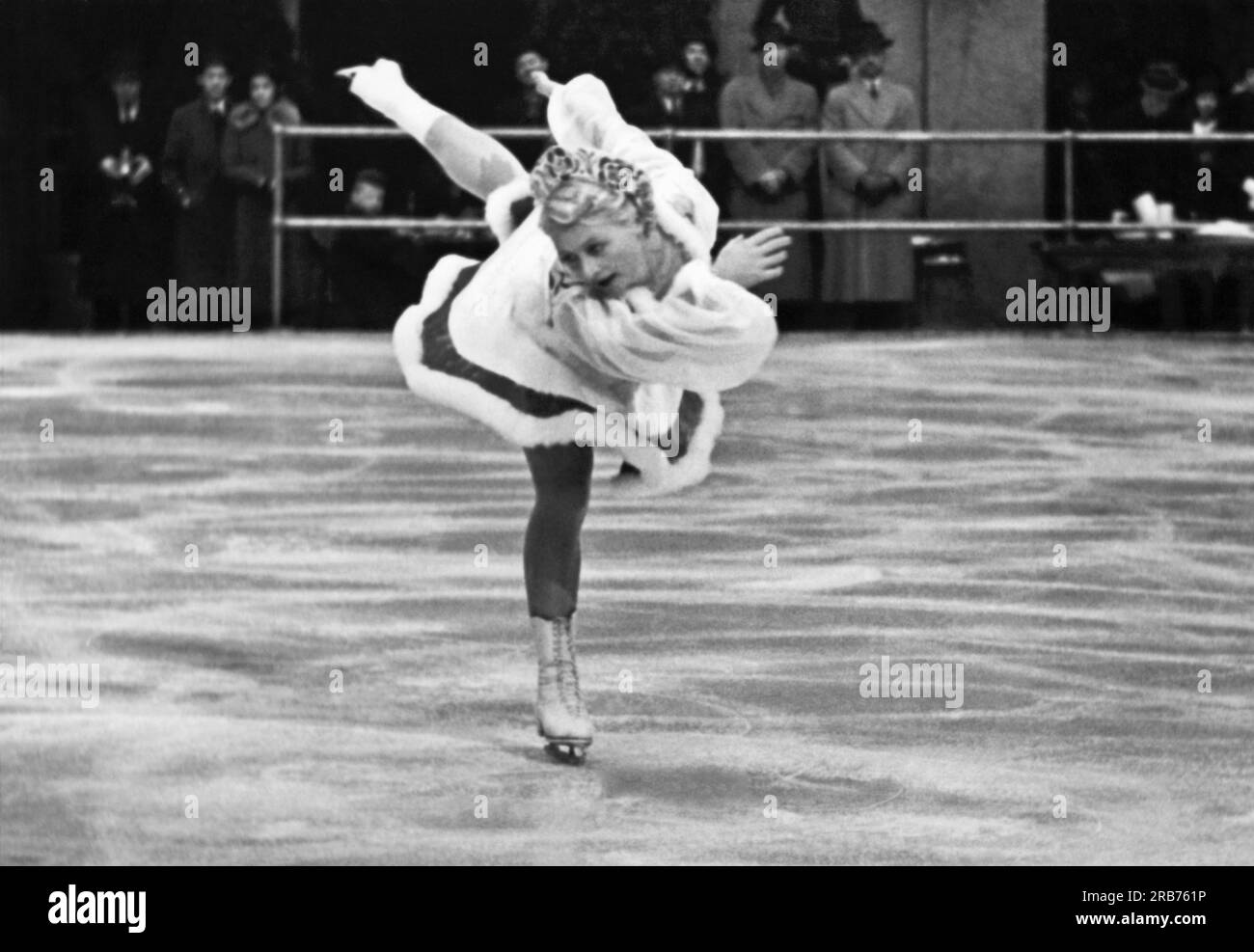 New York, New York: 8. Februar 1937 Wiener Eiskunstläuferin Melitta Brunner tritt als Benefizveranstaltung für die Flutopfer des Roten Kreuzes im Eislaufteich Rockefeller Center auf. Es ist ihre erste Reise in die Vereinigten Staaten. Stockfoto