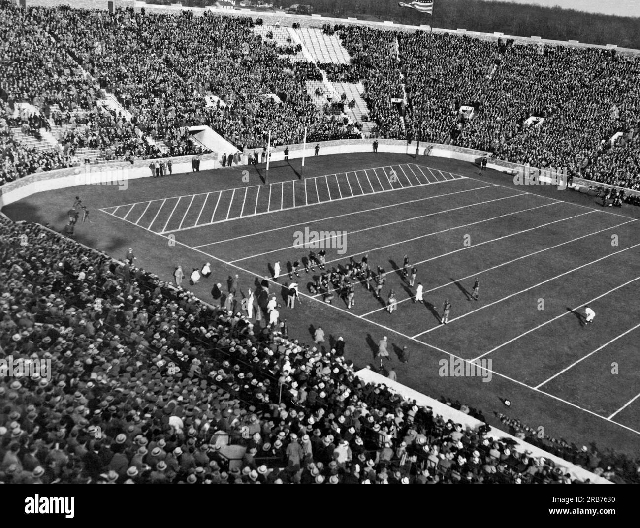 South Bend, Indiana: 21. November 1931. Ein Actionshot während des Spiels Notre Dame-University of Southern California hier in South Bend, gewonnen von USC, 16-14. Es war Notre Dame's erste Niederlage seit drei Jahren. Stockfoto
