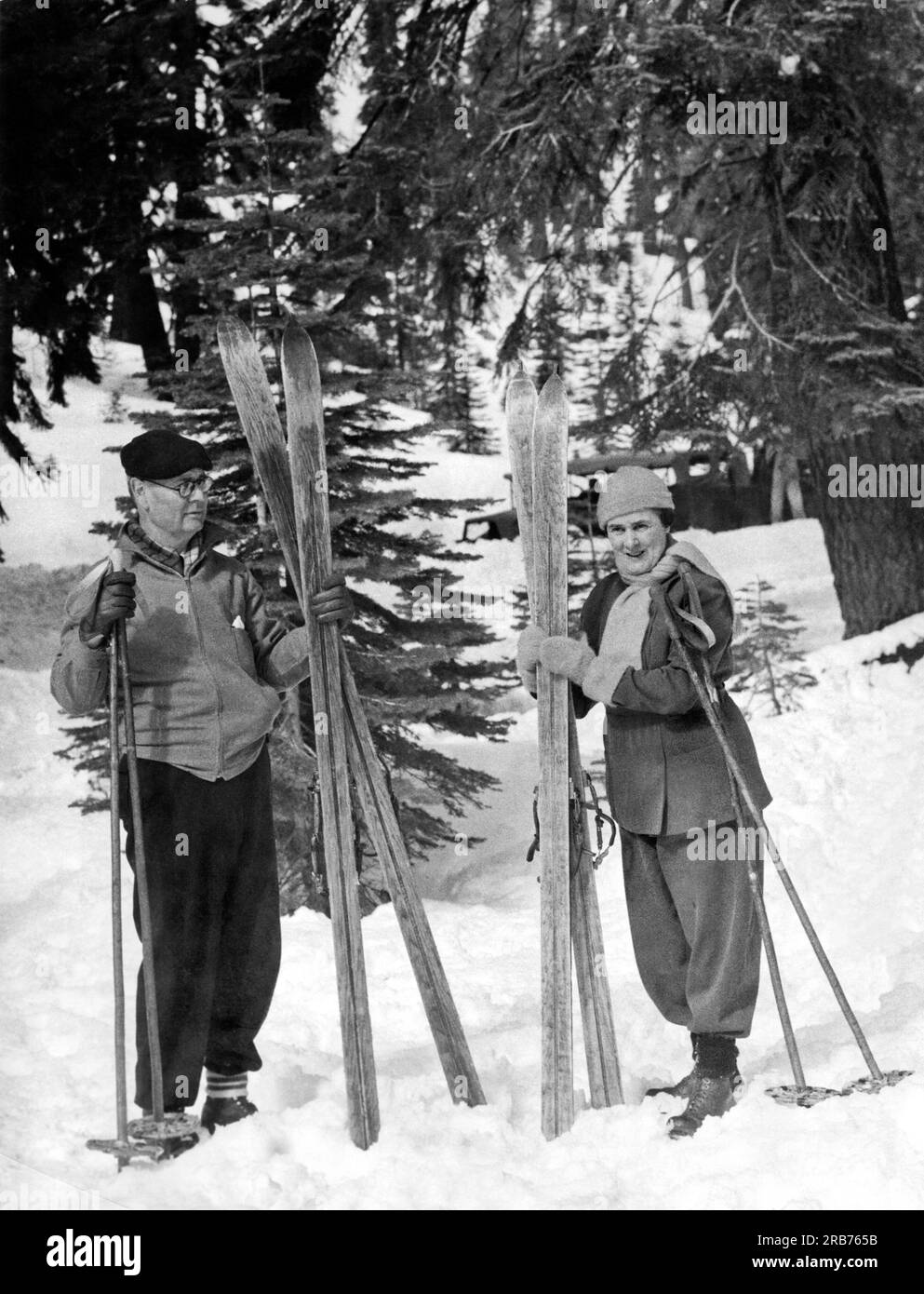 Yosemite-Nationalpark, Kalifornien: 10. Dezember 1935: James Oliver, Kommisioner des Yosemite-Nationalparks, und seine Frau eröffnen die Skisaison am Badger Pass in Yosemite. Stockfoto