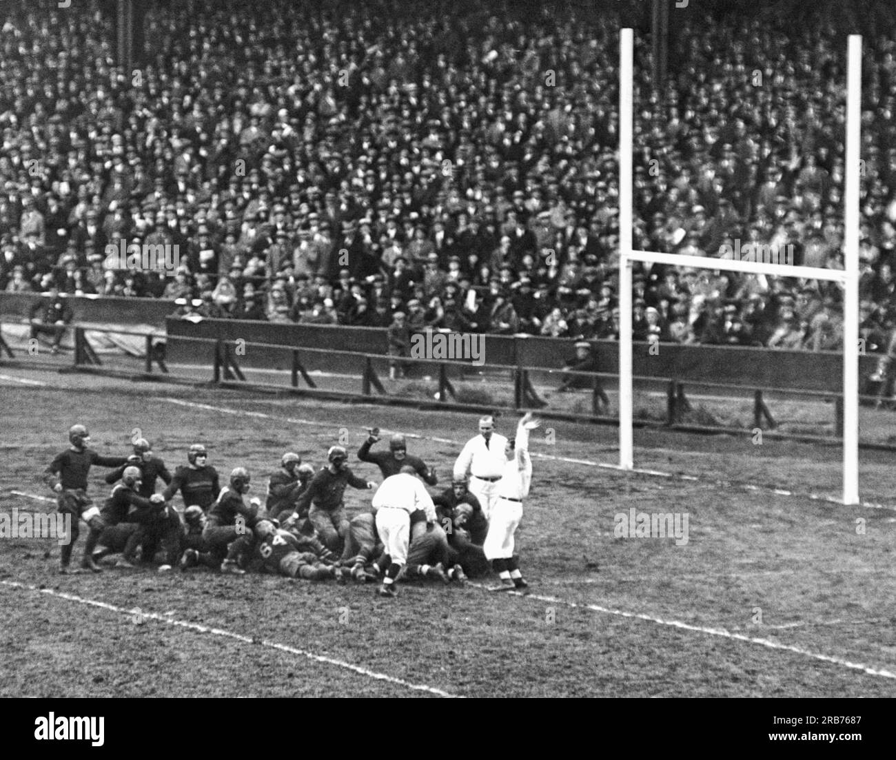 New York, New York: 10. November 1928 Jack Chevigny von Notre Dame trifft im dritten Quartal einen Touchdown, um das Spiel gegen die Armee im Yankee Stadium zu gewinnen. Früher zur Halbzeit hatte Knute Rockne seine berühmte Rede gehalten: "Gewinnen Sie eins für den Gipper", und als Chevigny diesen Touchdown erzielte, sagte er: "Das ist eins für den Gipper." Notre Dame gewann, 12-6. Chevigny starb bei der Schlacht von Iwo Jima im Zweiten Weltkrieg Stockfoto