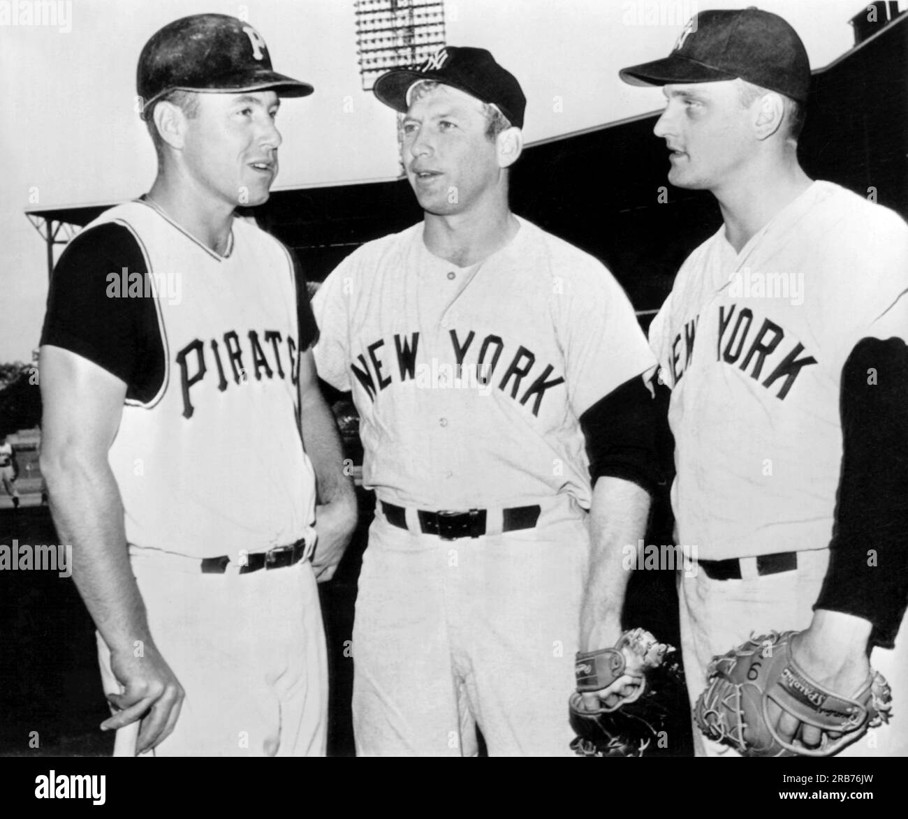 Pittsburgh, Pennsylvania: 15. Mai, 1962 Pittsburgh Pirate Slugger Bill Mazeroski, Letf, unterhält sich mit den New York Yankees Stars Mickey Mantle, Center und Roger Maris. Beim letzten Spiel hat Mazeroski im neunten Inning des siebten Spiels einen Homerun gewonnen, um dem Piraten den Titel der World Series über die Yankees zu verleihen. Stockfoto