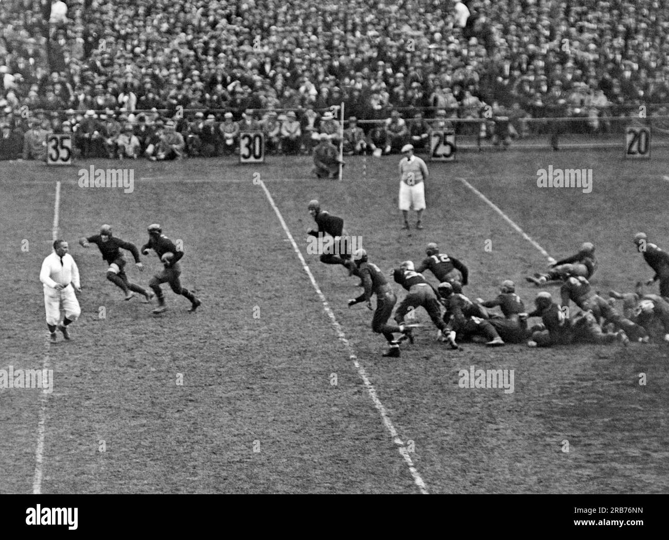 New York, New York: 10. November 1928. Jack Chevigny von Notre Dame erzielt im Yankee-Stadion einen 25 Yard-Gewinn im Spiel gegen die Armee. Früher hatte Knute Rockne seine berühmte Rede gehalten, "Win One for the Gipper", und als Chevigny später einen Touchdown erzielte, um das Spiel zu verbinden, sagte er: "Das ist eins für den Gipper." Notre Dame gewann, 12-6. Chevigny starb später in der Schlacht von Iwo Jima im Zweiten Weltkrieg Stockfoto