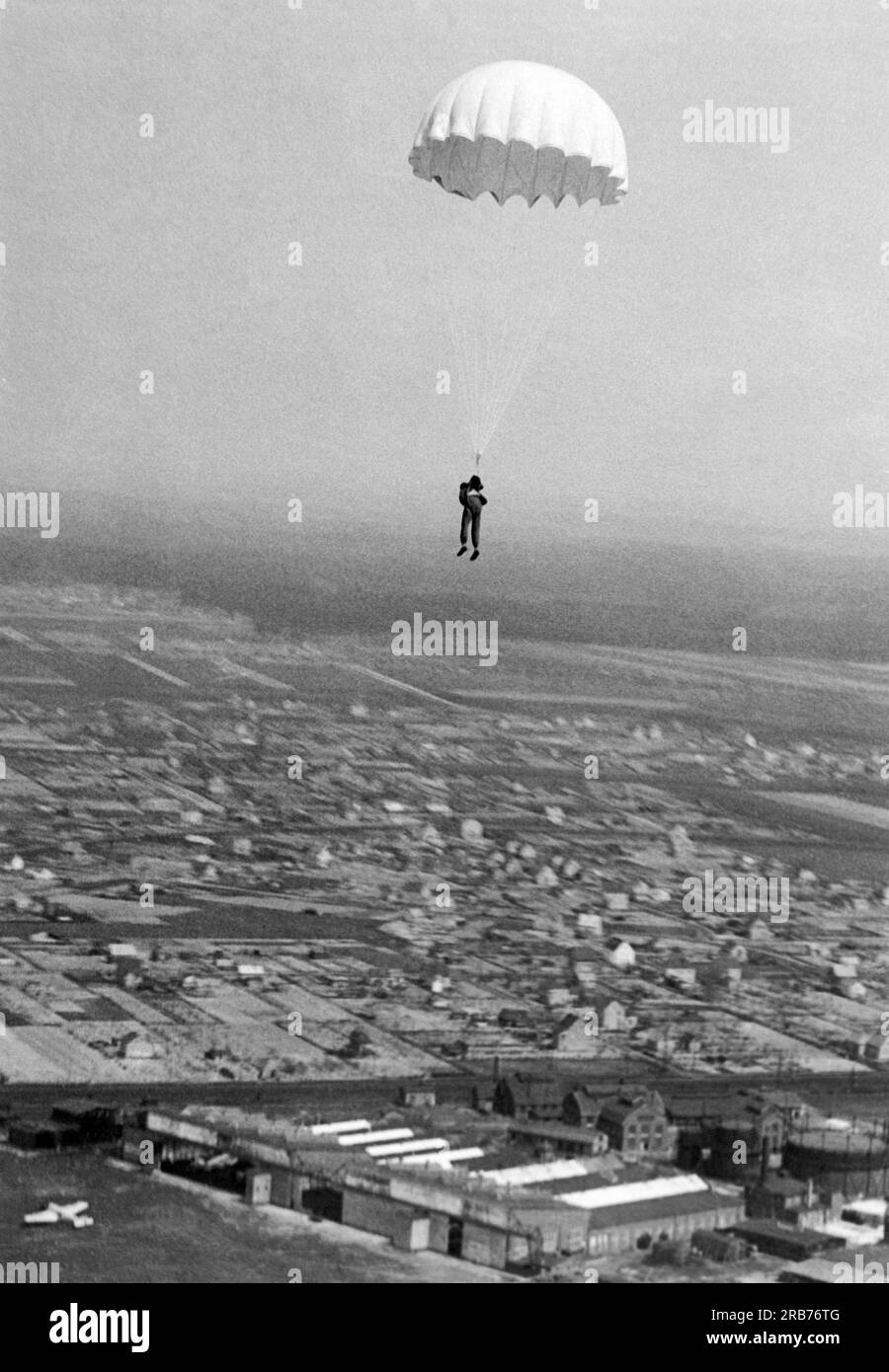 Deutschland: 24. Mai 1931 Willi Ruge ist bestrebt, die ersten Selbstporträts vom Fallschirm zu machen, wenn er aus einem Flugzeug springt. Hier, nachdem er mit dem Kopf zuerst aus dem Flugzeug gesprungen ist, hat sich sein Fallschirm vollständig geöffnet Stockfoto