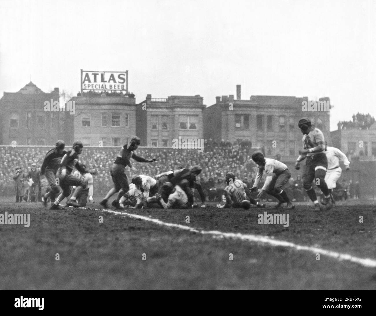 Chicago, Illinois: 17. Dezember 1933 die Chicago Bears erobern die Fumble ihres Quarterbacks und gewinnen das erste geplante NFL Football Championship-Spiel über die New York Giants im Wrigley Field in Chicago mit einem Ergebnis von 23:21. Stockfoto