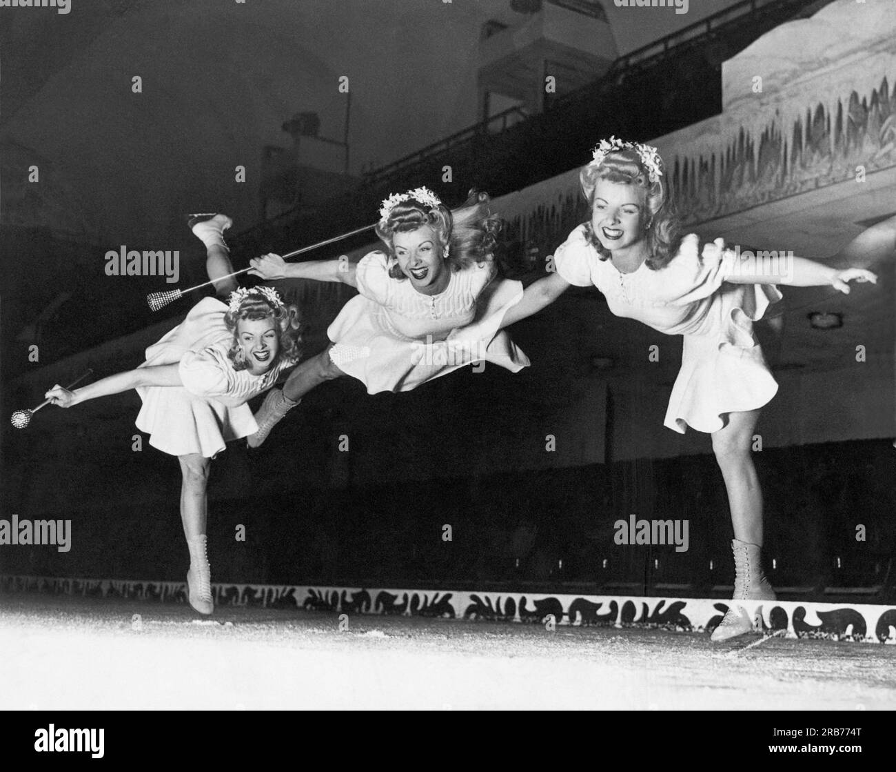 San Francisco, Kalifornien: August 1942. Betty Atkinson, Ice Follies Skater, macht ein arabisches Karren, das vom Fotografen in Winterland in einer dreifachen Belichtung gefangen wird. Stockfoto