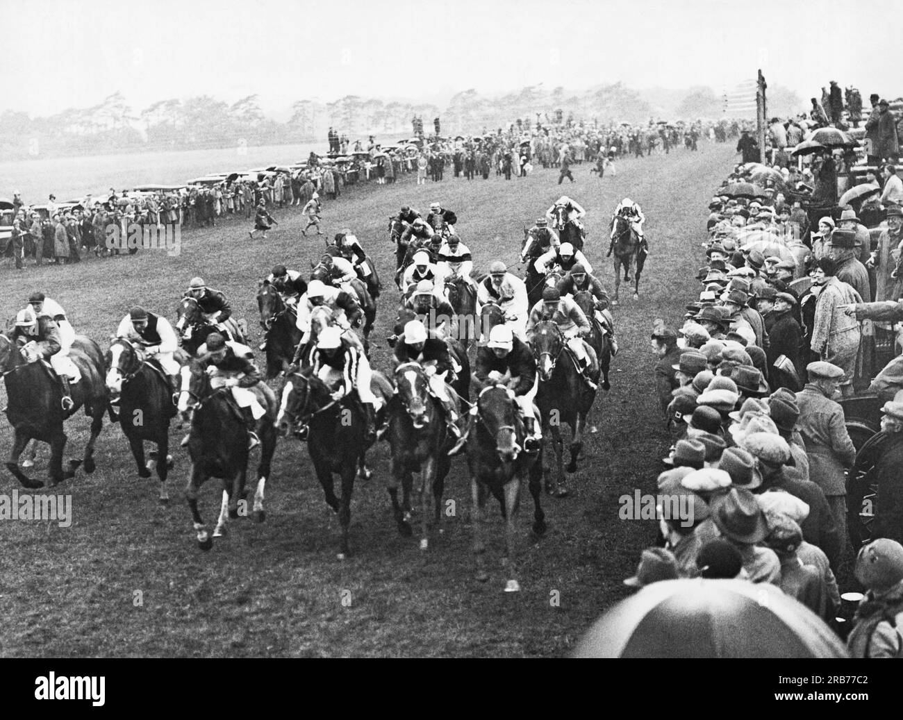 Epsom, England: 5. Juni 1929 das Feld der Pferde, die gemeinsam durch das Epsom Derby Rennen. „Trigo“ gewann das Rennen mit „Water Gay“ als Zweiter Stockfoto