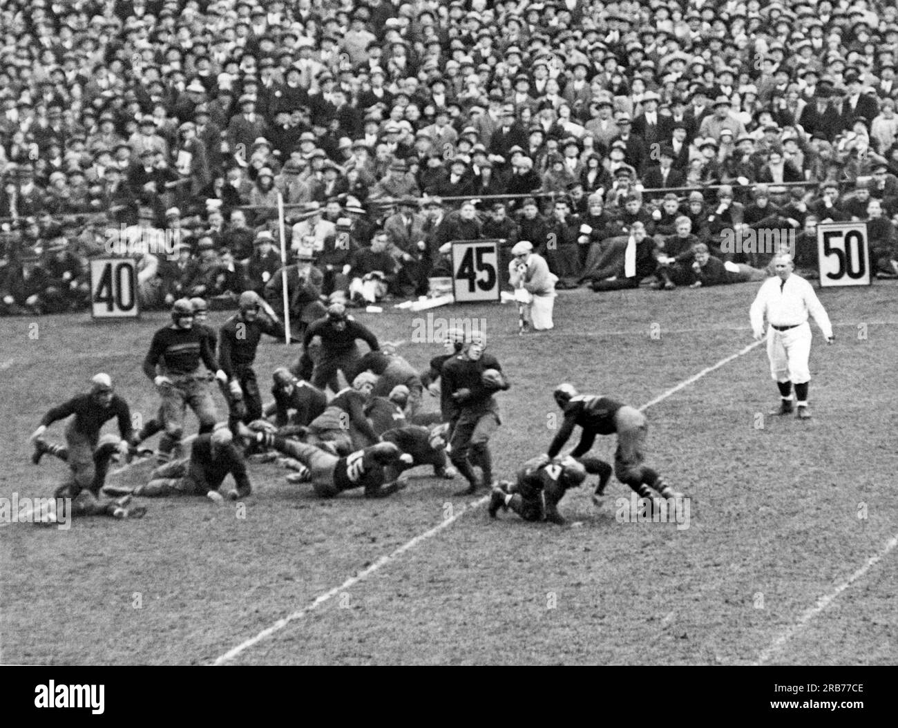 New York, New York: 10. November 1928. Jack Chevigny von Notre Dame gewinnt im Yankee-Stadion fünf Yards im Kampf gegen die Armee. Früher hatte Knute Rockne seine berühmte Rede gehalten, "Win One for the Gipper", und als Chevigny später einen Touchdown erzielte, um das Spiel zu verbinden, sagte er: "Das ist eins für den Gipper." Notre Dame gewann, 12-6. Chevigny starb später in der Schlacht von Iwo Jima im Zweiten Weltkrieg. Stockfoto