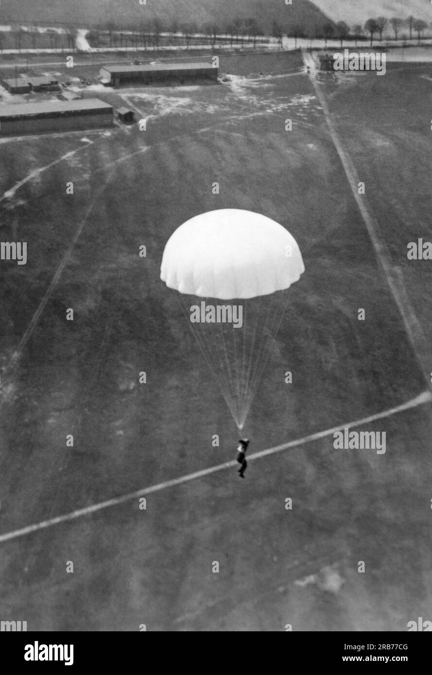 Deutschland: 24. Mai 1931 Willi Ruge ist bestrebt, die ersten Selbstporträts vom Fallschirm zu machen, wenn er aus einem Flugzeug springt. Hier, nachdem er mit dem Kopf zuerst aus dem Flugzeug gesprungen ist, hat sich sein Fallschirm vollständig geöffnet Stockfoto