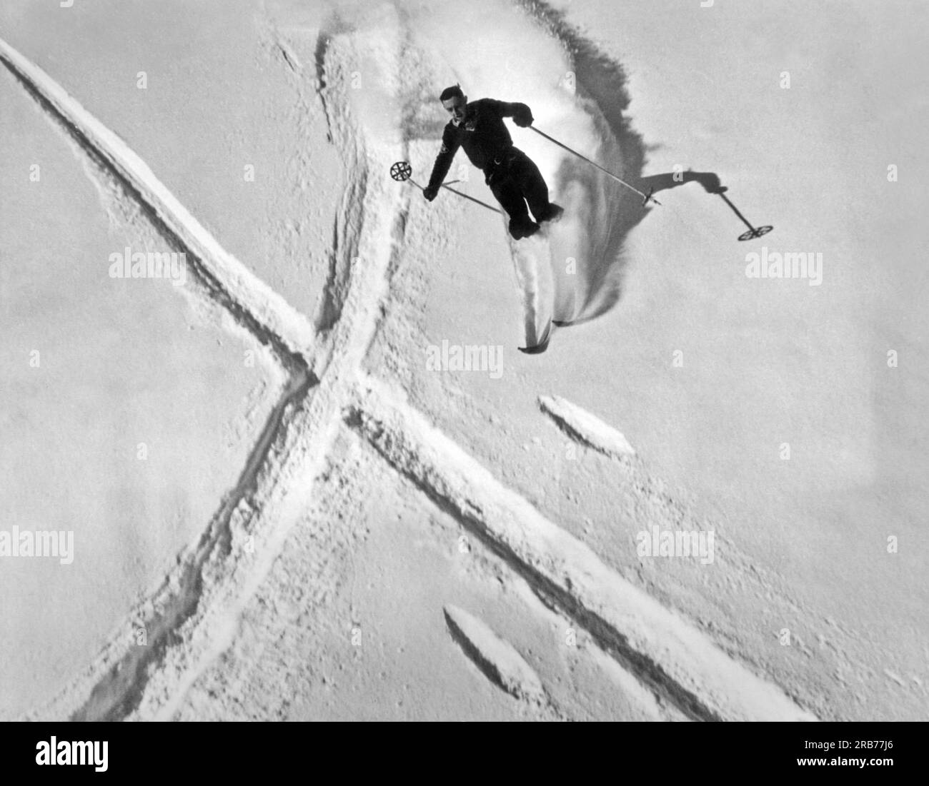 Banff, Alberta, Kanada: Im Februar 1937 wirft Norman Knight beim Training auf dem Mount Norquay für die Dominion Ski Championships im Banff National Park eine Schneewelle. Stockfoto