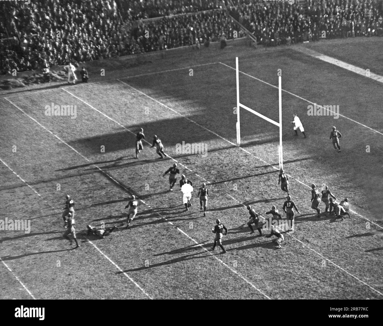 Boston, Massachusetts: 21. November 1925: Yale versucht während des Spiels gegen Harvard auf dem Soldiers Field, einen Pass zu gewinnen. Das Spiel endete mit einer unverschämten Krawatte. Stockfoto