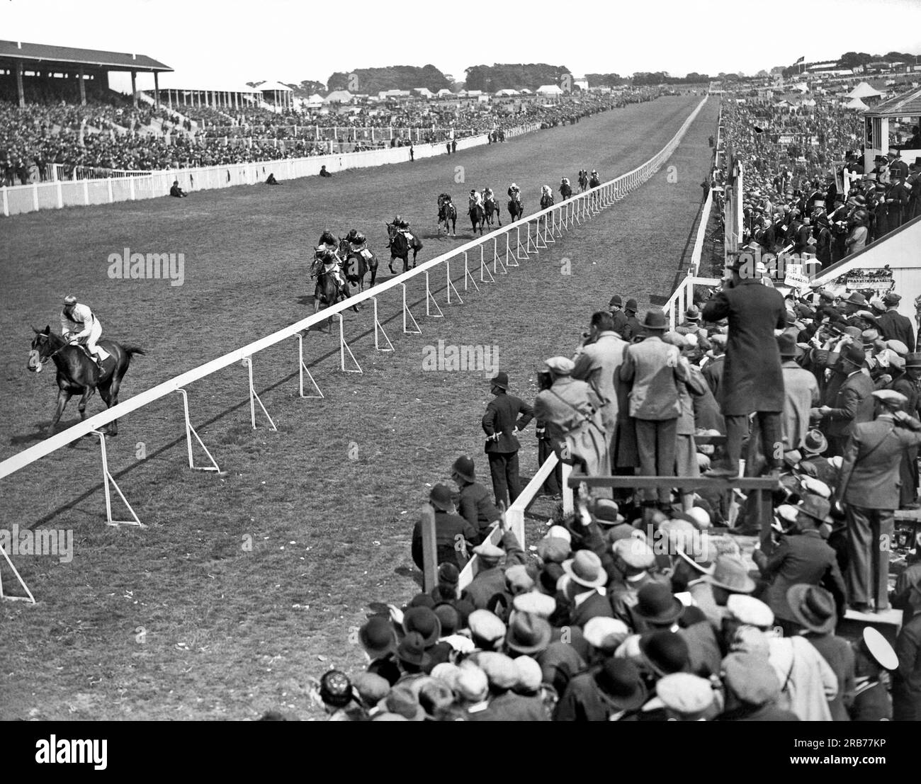 Epsom, England: 7. Juni 1929. Lord Astors „Pennycomequick“, geritten von H. Jellis, gewann die Eichenpflöcke beim Epsom Derby. Stockfoto