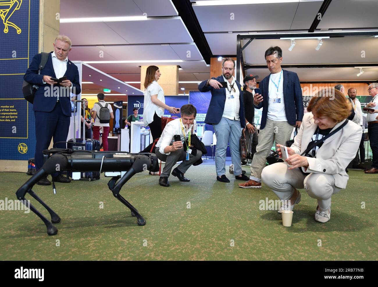 (230708) -- GENF, 8. Juli 2023 (Xinhua) -- Teilnehmer fotografieren den Roboterhund Aliengo, der von Unitree auf dem AI for Good Global Summit in Genf, Schweiz, 7. Juli 2023 entwickelt wurde. Vom 6. Bis 7. Juli fand sowohl vor Ort als auch online der Globale Gipfel „KI für Good“ statt, der darauf abzielte, praktische Anwendungen der KI zu ermitteln, Lösungen für globale Auswirkungen zu skalieren und die Fortschritte bei der Verwirklichung der Ziele der Vereinten Nationen für nachhaltige Entwicklung zu beschleunigen. Er wurde von der Internationalen Fernmeldeunion (ITU) organisiert. Die UN-Sonderorganisation für Informations- und Kommunikationstechnologie, in Partnerschaft mit 40 UN-Schwesterorganisationen und C. Stockfoto