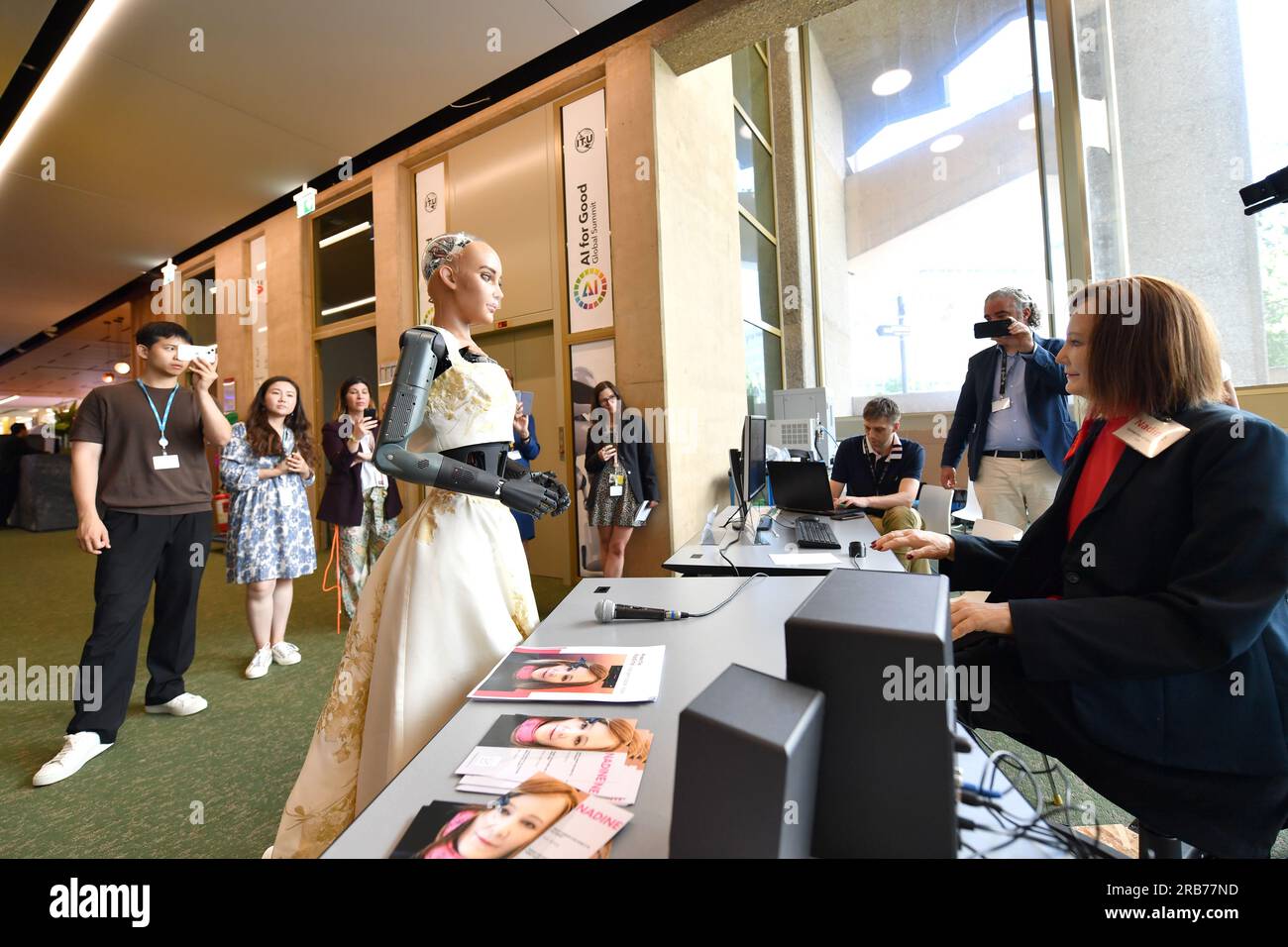 (230708) -- GENF, 8. Juli 2023 (Xinhua) -- Humanoid robot Sophia (L) entwickelt von Hanson Robotics spricht mit ihrem Pendants Nadine entwickelt von der Universität Genf auf dem AI for Good Global Summit in Genf, Schweiz, 7. Juli 2023. Vom 6. Bis 7. Juli fand sowohl vor Ort als auch online der Globale Gipfel „KI für Good“ statt, der darauf abzielte, praktische Anwendungen der KI zu ermitteln, Lösungen für globale Auswirkungen zu skalieren und die Fortschritte bei der Verwirklichung der Ziele der Vereinten Nationen für nachhaltige Entwicklung zu beschleunigen. Er wurde von der Internationalen Fernmeldeunion (ITU) organisiert. Die UN-Sonderorganisation für Information und Kommunikation t Stockfoto