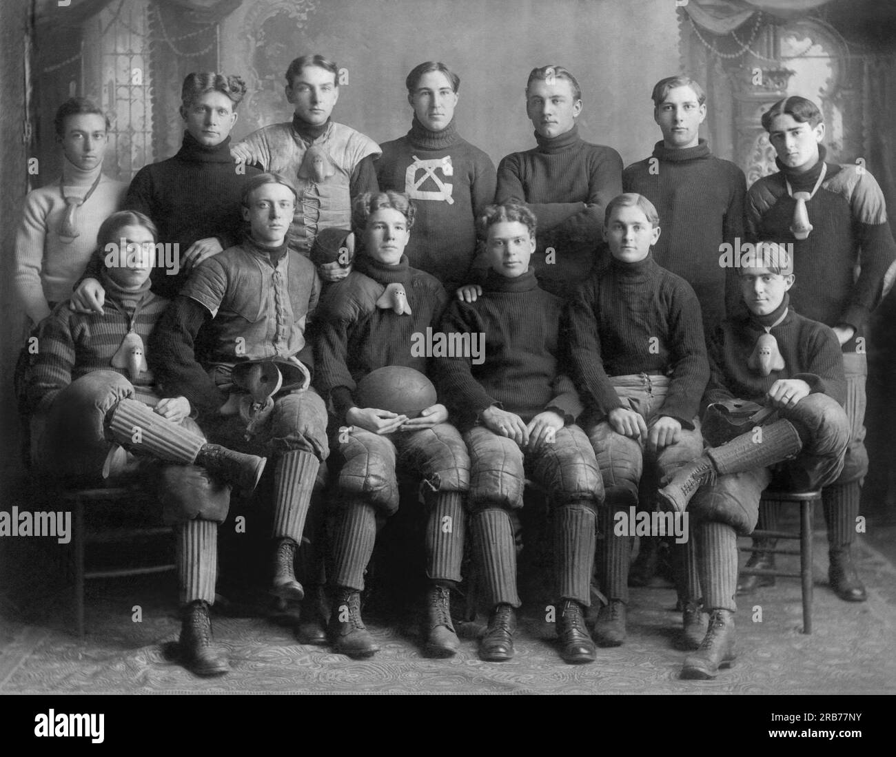 Austin, Minnesota: 1904 Ein Porträt der Austin High School Fußballmannschaft mit dem Trainer hinten in der Mitte. Stockfoto