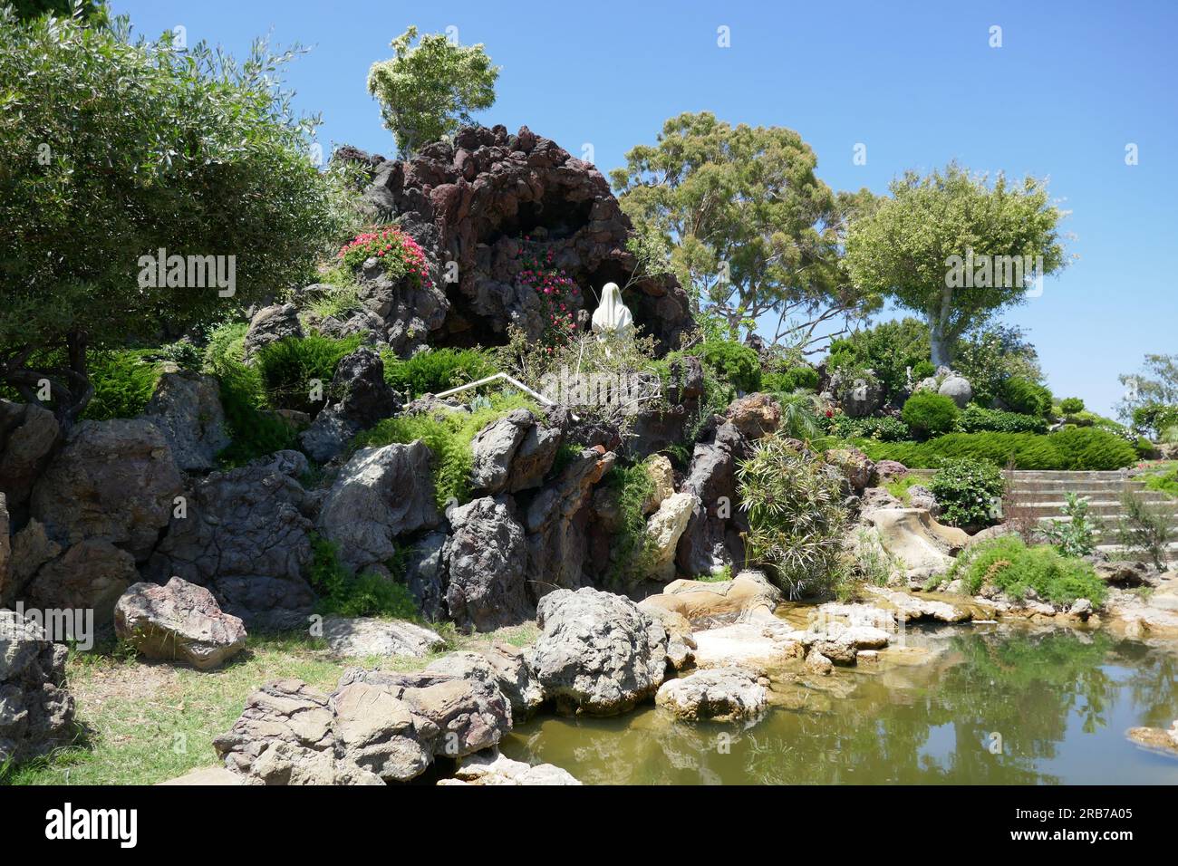 Culver City, Kalifornien, USA 6. Juli 2023 The Grotto at Holy Cross Cemetery am 6. Juli 2023 in Culver City, Kalifornien, USA. Foto: Barry King/Alamy Stock Photo Stockfoto