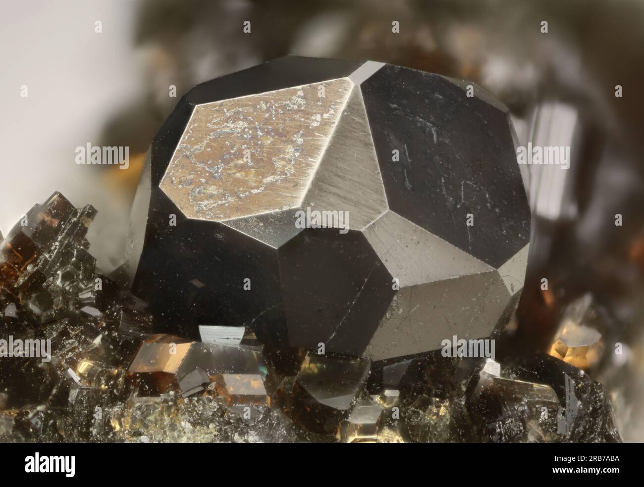 Magnetite - San Vito Quarry, San Vito, Ercolano, Mount Somma, Somma-Vesuvius Complex, Neapel, Kampanien, Italien 2 mm Magnetitkristall Stockfoto