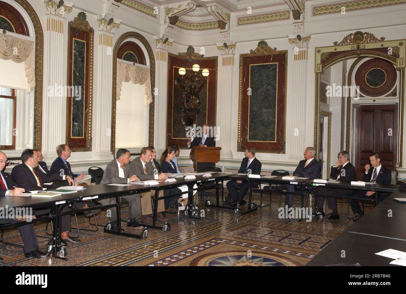 Minister Dirk Kempthorne trifft mit Landwirtschaftsminister Mike Johanns, Umweltschutzbeauftragter Stephen Johnson, und Unterstaatssekretär für Handel bei Ocenas und Atmosphäre Conrad Lautenbacher im Weißen Haus zusammen mit Führungskräften des Privatsektors, um Konzepte für vorgeschlagene oeprative Naturschutzgesetze zu erörtern. Zur Diskussion standen Vorschläge, die sich auf die Verbesserung der Waldgesundheit, die bezaubernde Meeresumwelt- und Küstenlandschaft, die Förderung des Landschaftsschutzes und die Sanierung verlassener Bergbaustandorte konzentrieren. Stockfoto