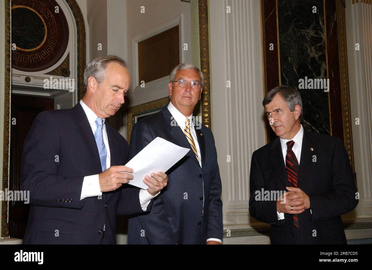 Minister Dirk Kempthorne trifft mit Landwirtschaftsminister Mike Johanns, Umweltschutzbeauftragter Stephen Johnson, und Unterstaatssekretär für Handel bei Ocenas und Atmosphäre Conrad Lautenbacher im Weißen Haus zusammen mit Führungskräften des Privatsektors, um Konzepte für vorgeschlagene oeprative Naturschutzgesetze zu erörtern. Zur Diskussion standen Vorschläge, die sich auf die Verbesserung der Waldgesundheit, die bezaubernde Meeresumwelt- und Küstenlandschaft, die Förderung des Landschaftsschutzes und die Sanierung verlassener Bergbaustandorte konzentrieren. Stockfoto