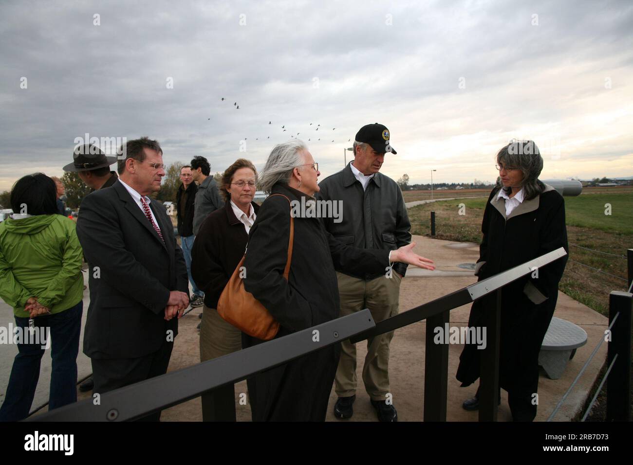 Innenminister Dirk Kempthorne studiert weitere Interpretationsgremien, während Eugene Bürgermeister Kitty Piercy am 2. November 2006 in Checkermallow in den West-Eugene-Feuchtgebieten über Umweltbildungsmöglichkeiten spricht Stockfoto