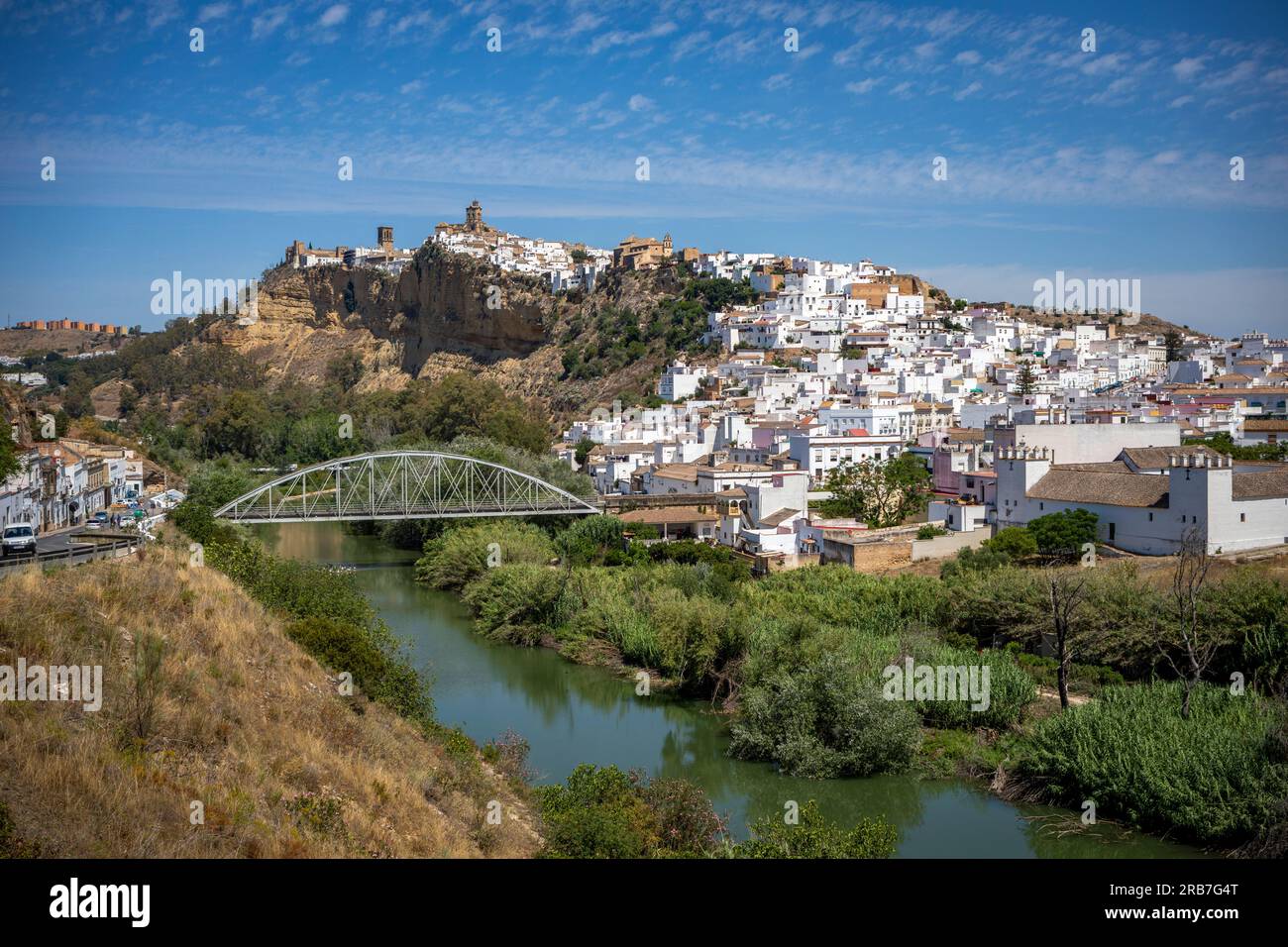 Panoramablick auf den südlichen Teil von Arcos de la Frontera, Cadiz, Andalusien, Spanien, mit den Kirchen oben und einer neuen Brücke über den Fluss Stockfoto