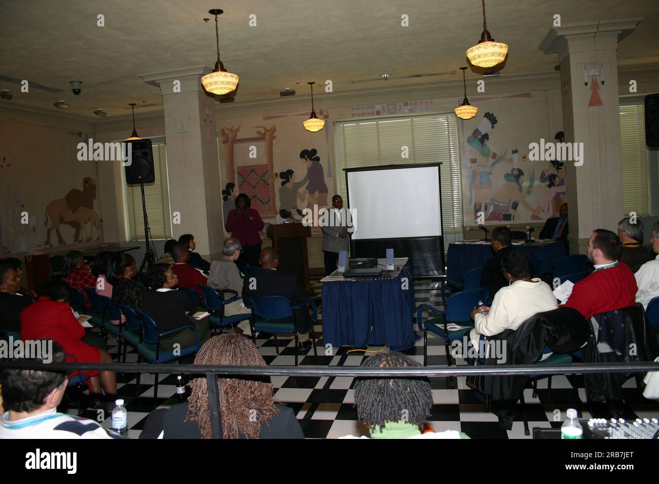 Buchforum im Main Interior mit Vorträgen von Anthony Amerson, Autor von Great Courage: The First Black Sheriff gewählt in the South since Reconstruction (Story of Macon County, Alabama Sheriff Lucius Amerson, gewählt 1967), und Sylvia Henderson, Autorin von Why You Talk so White? Eliminieren Sie die Verhaltensweisen, die Ihren Erfolg sabotieren Stockfoto