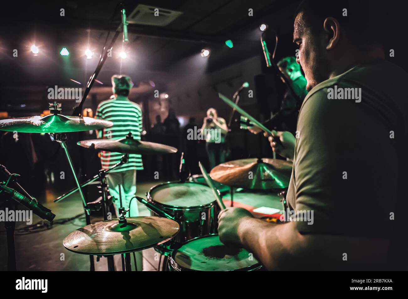 Trommelmusik Band Trommler Künstler gibt Solo Live-Auftritt auf einer Bühne. Wiederholung und Übung Stockfoto