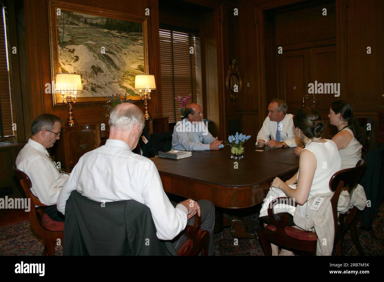 Sekretär Dirk Kempthorne und Berater treffen sich im Innenraum mit Delegation des amerikanischen Rates für erneuerbare Energien Stockfoto