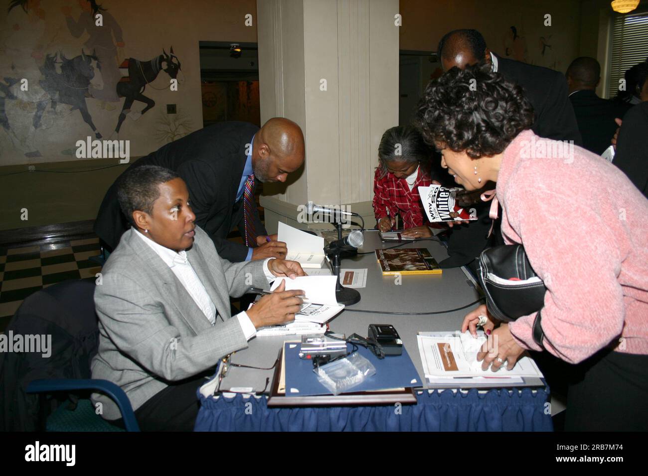 Buchforum im Main Interior mit Vorträgen von Anthony Amerson, Autor von Great Courage: The First Black Sheriff gewählt in the South since Reconstruction (Story of Macon County, Alabama Sheriff Lucius Amerson, gewählt 1967), und Sylvia Henderson, Autorin von Why You Talk so White? Eliminieren Sie die Verhaltensweisen, die Ihren Erfolg sabotieren Stockfoto