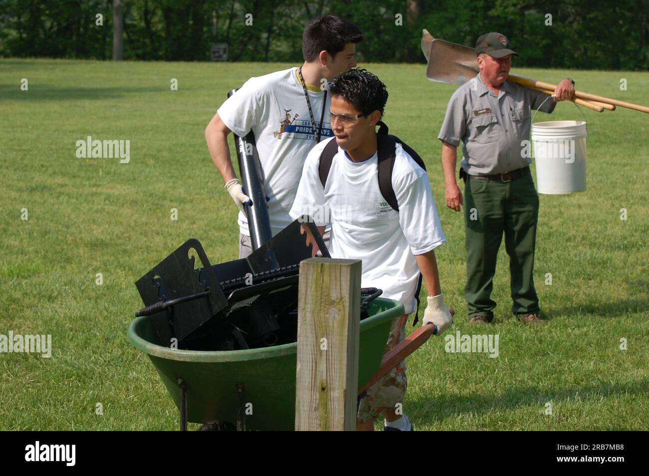 Reinigungsaktivitäten der Canal Pride Days in Chesapeake und Ohio (C und O), die vom C and O Canal National Historical Park und dem C and O Canal Historical Trust gemeinsam mit Stellvertretender Sekretär P. Lynn Scarlett, Take Pride in America Director Katie Loovis, finanziert werden; Und weitere Mitarbeiter des Innenministeriums, um sich den Freiwilligen anzuschließen, die am C and O Towpath und am Potomac River in Washington, D.C. und Maryland arbeiten Stockfoto