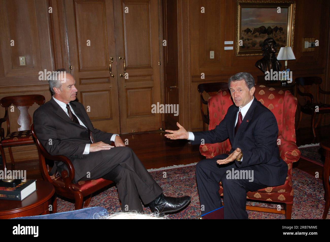 Minister Dirk Kempthorne trifft sich im Innenraum mit dem kalifornischen Kongressabgeordneten Wally Herger Stockfoto