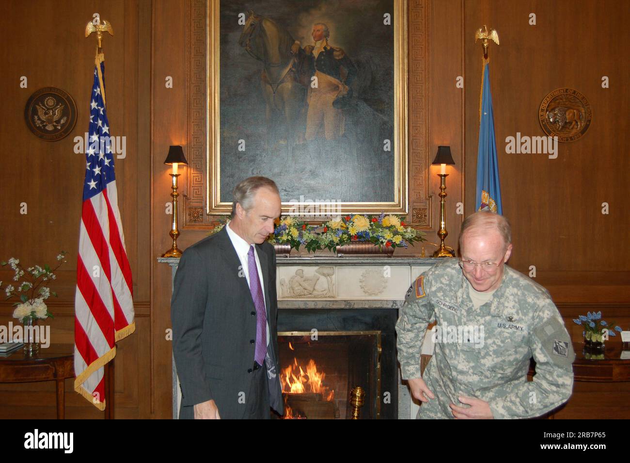 Staatssekretär Dirk Kempthorne wird von Brigadegeneral Joseph Schroedel, Befehlshaber, Abteilung Südatlantik, USA, im Innenraum besucht Armeekorps der Ingenieure Stockfoto