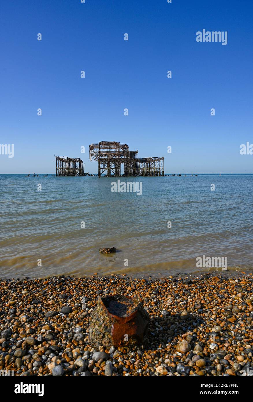 Blick auf den heruntergekommenen West Pier in Brighton , Sussex , England, Großbritannien Stockfoto