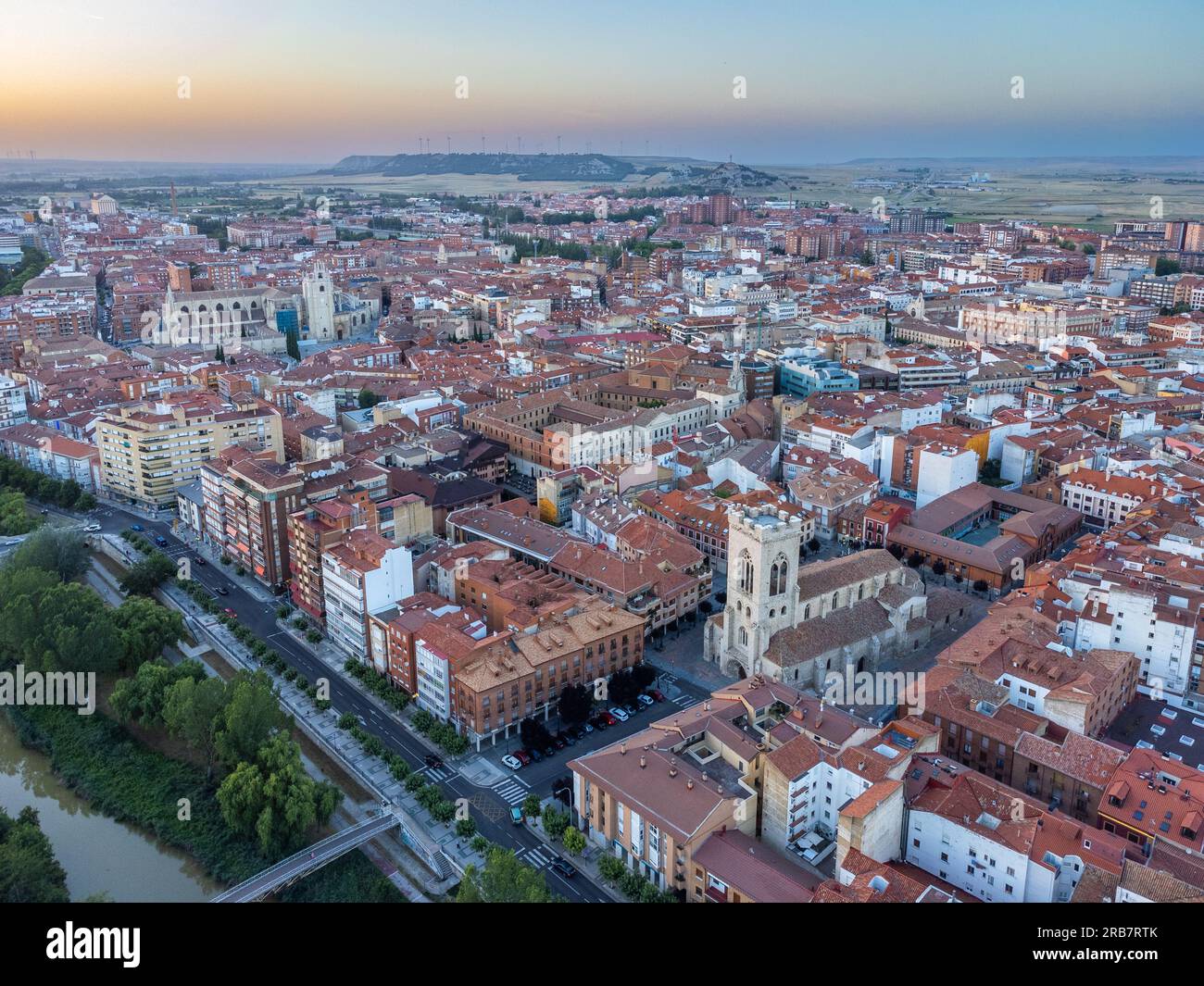 Sonnenuntergang: Panoramablick über Palencia in der Dämmerung, Spanien Stockfoto