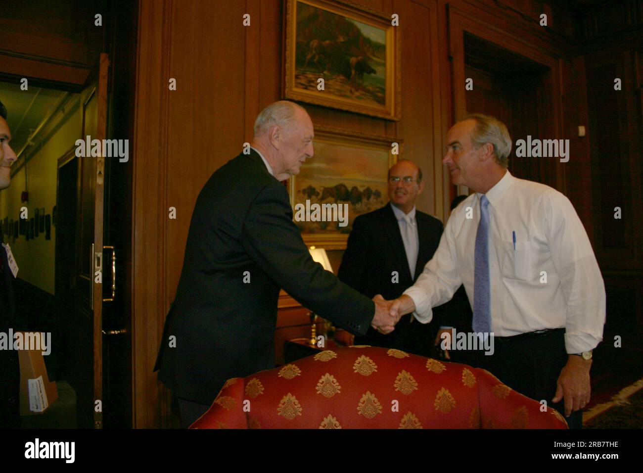 Sekretär Dirk Kempthorne und Berater treffen sich im Innenraum mit Delegation des amerikanischen Rates für erneuerbare Energien Stockfoto