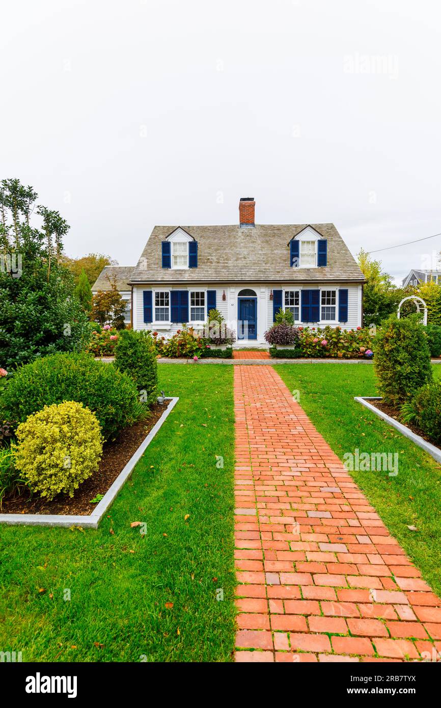 Symmetrisches Frontage House im lokalen Stil mit einem roten Backsteingarten Pfad, der zur Eingangstür in Provincetown, Cape Cod, MA, New England, USA führt Stockfoto