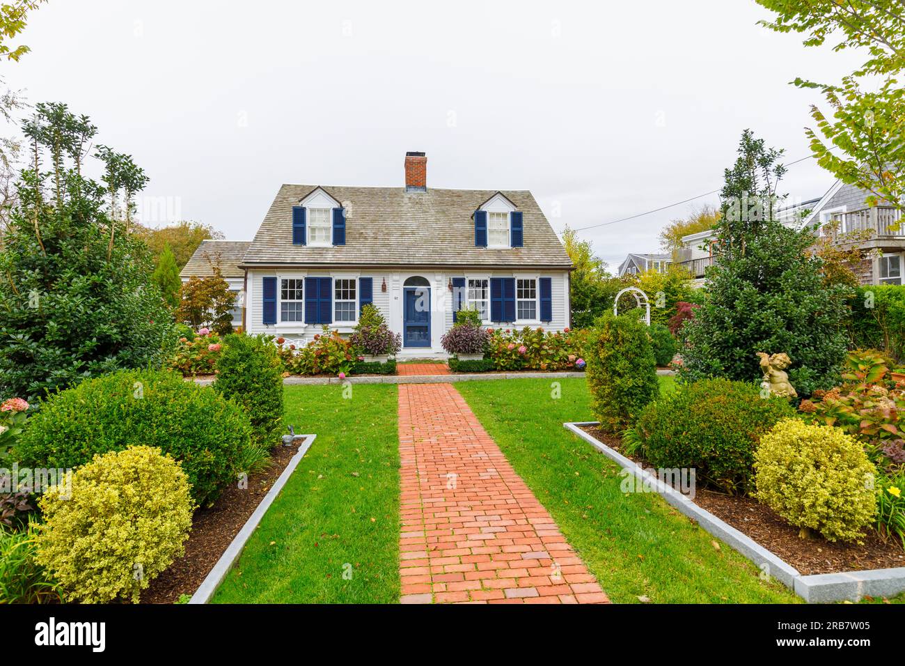 Symmetrisches Frontage House im lokalen Stil mit einem roten Backsteingarten Pfad, der zur Eingangstür in Provincetown, Cape Cod, MA, New England, USA führt Stockfoto