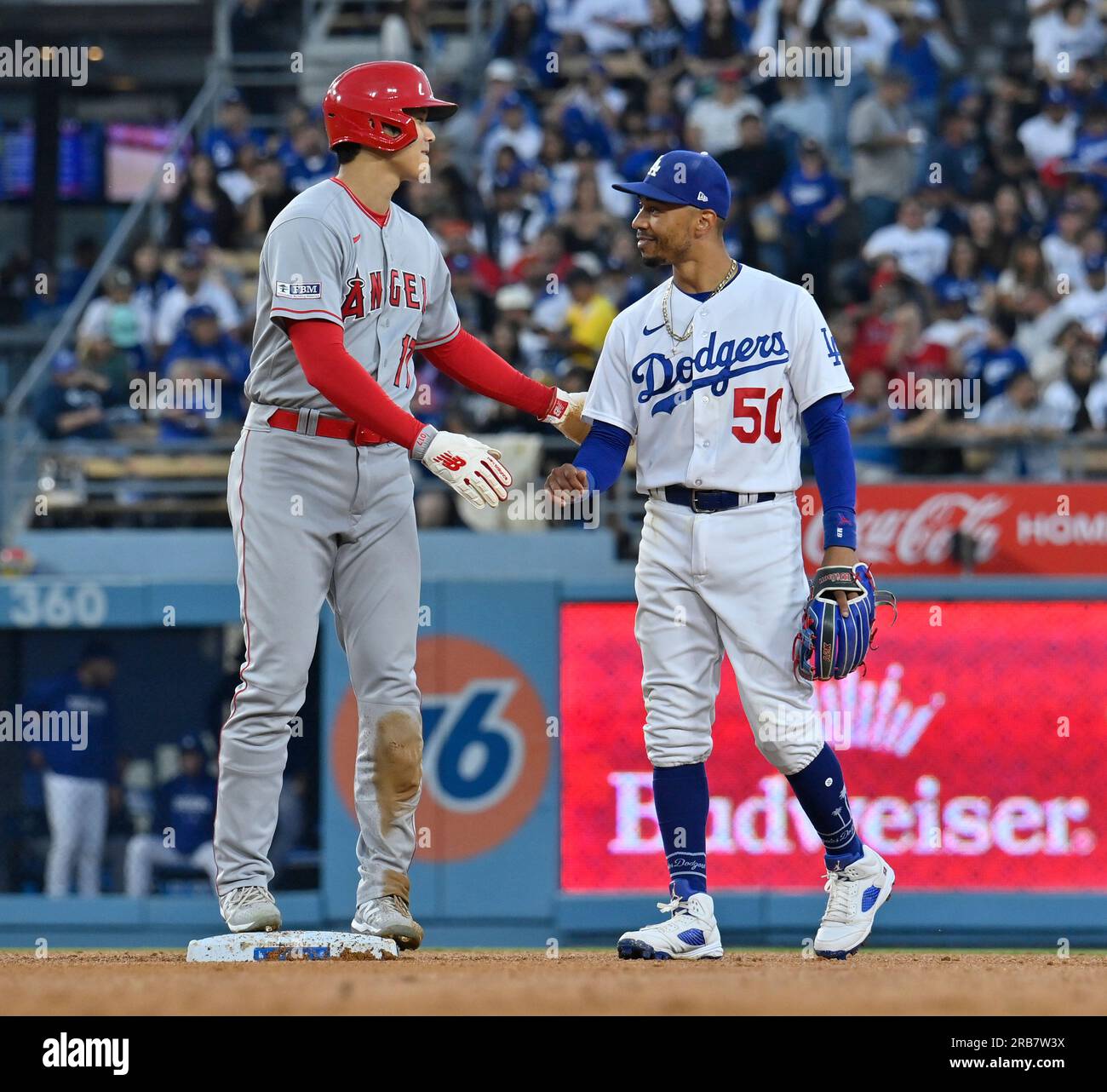 Los Angeles, Usa. 07. Juli 2023. Los Angeles Angels Shohei Ohtani (L) und Mookie Betts warten auf die Bewertung eines ersten Base Calls während des vierten Inning im Dodger Stadium in Los Angeles am Freitag, den 7. Juli 2023. Foto: Jim Ruymen/UPI Credit: UPI/Alamy Live News Stockfoto