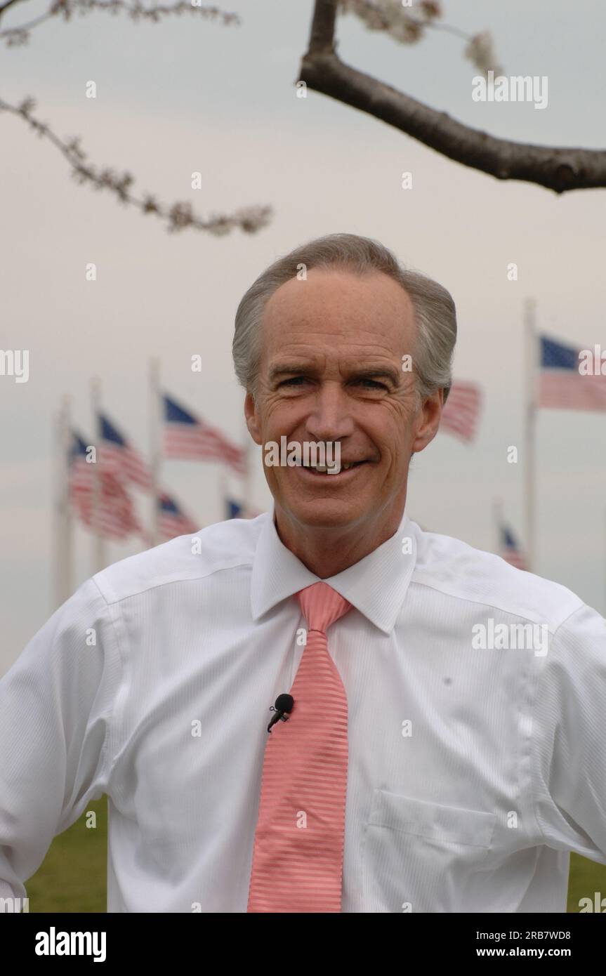 Besuch von Minister Dirk Kempthorne in Washington, D.C. Tidal Basin und Umgebung, wo er zu National Park Service Director Mary Bomar, National Mall and Memorial Parks Superintendent Peggy O'Dell und National Cherry Blossom Festival, Inc. Ging Präsidentin Diana Mayhew für eine Pressekonferenz zur Ankündigung neuer und verbesserter Besucherdienste in der National Mall rechtzeitig zum Cherry Bloossom Festival 2008. Der Minister sprach auch mit Mitarbeitern des National Park Service in den USA Parkpolizei und Besucher rund um das Tidal Basin und die National Mall. Stockfoto
